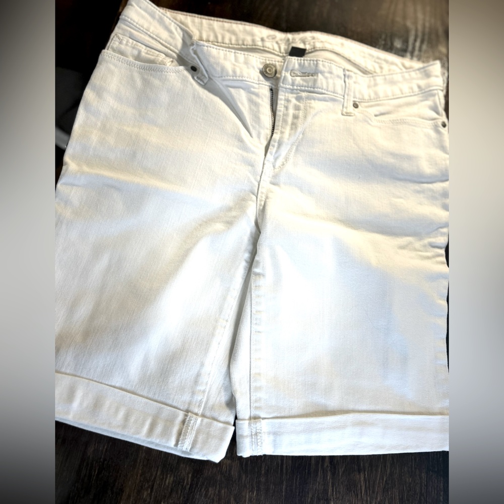 Eddie Bauer Size 4 women’s white Bermuda Shorts